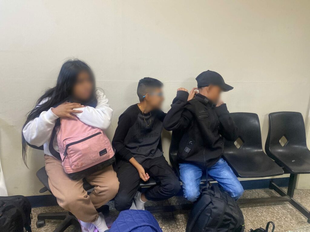 Niños ecuatorianos fueron atendidos en Migración.