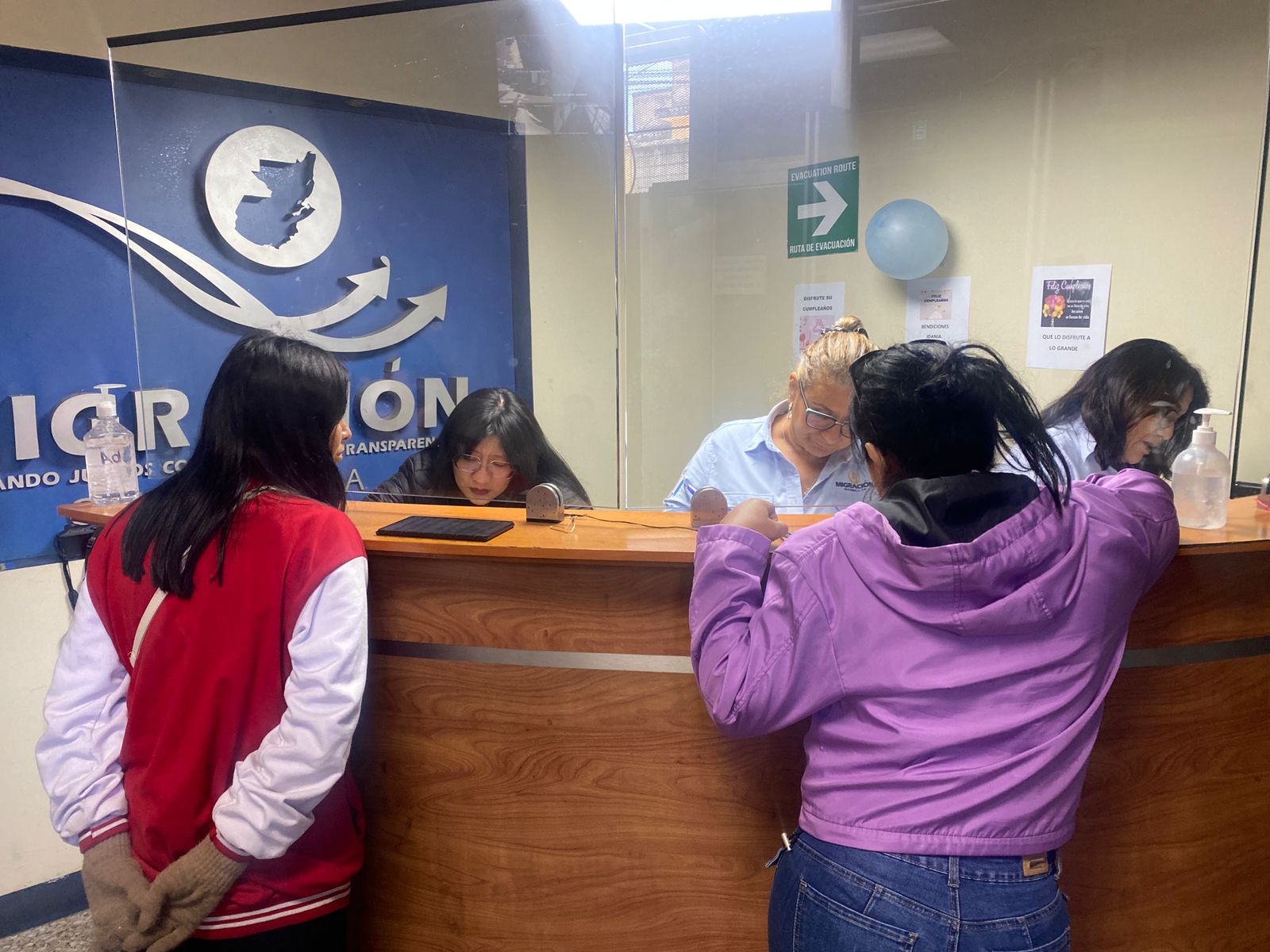 Migrantes ecuatorianos son atendidos en un albergue.