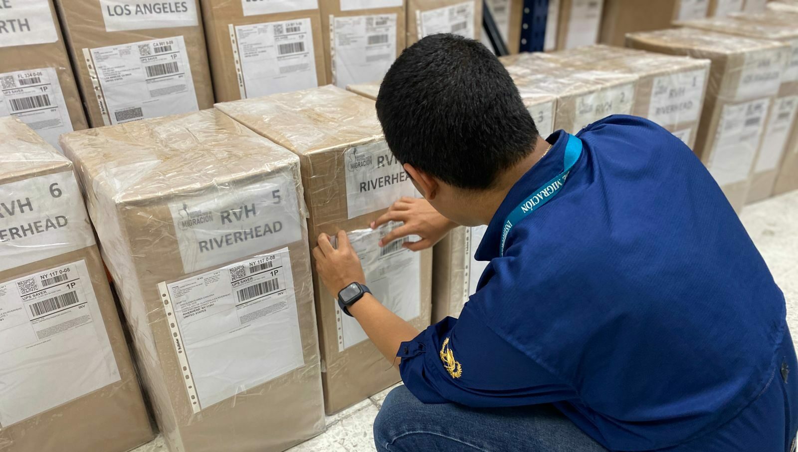 Un delegado del Instituto Guatemalteco de Migración revisa el lote de cartillas para emisión de pasaportes.